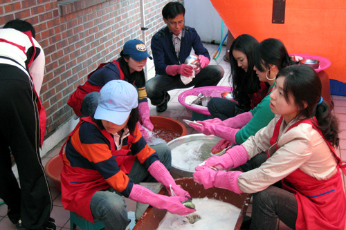 비씨카드 광주지점과 함께 한 축구경기 관람 및 바자회 봉사