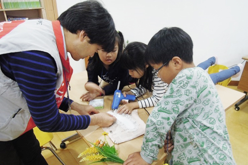 서울SOS지역아동복지센터와 함께 화환만들기