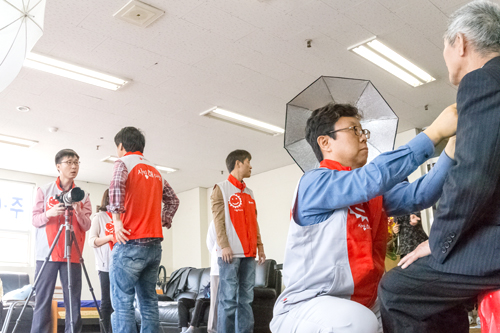 요양원 어르신 장수사진 촬영