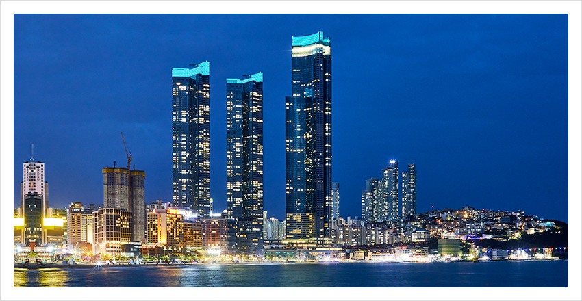 부산 엑스더스카이 전망대 야경 사진입니다.